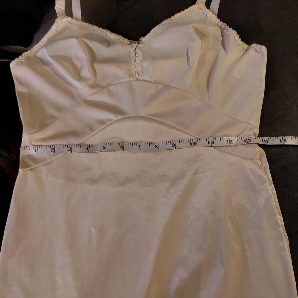 Vintage floor length ivory slip with rosette detail and slit on the center - Picture 6 of 7
